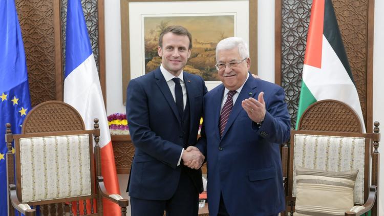 Macron Abbas